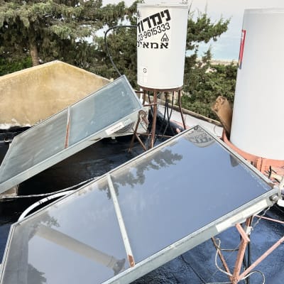 דודי שמש על גג עם איטום זפת שחור