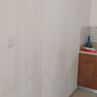 קיר צבוע חלקית עם סימני צבע שונים