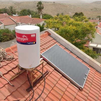 דוד שמש וקולטן על גג רעפים אדום