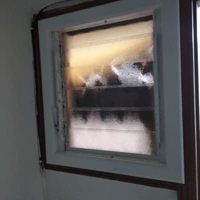 חלון עם מסגרת אלומיניום וזכוכית מטושטשת