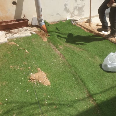 צינור ביוב מחובר לקיר, איש עומד לידו