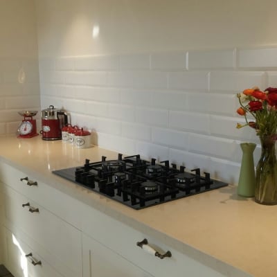 כיריים חדשות על משטח עבודה במטבח משופץ