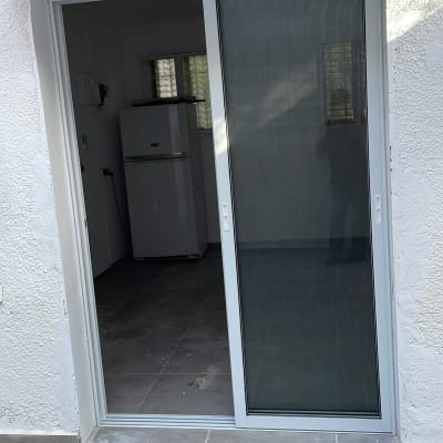 דלת הזזה מאלומיניום עם מסגרת לבנה