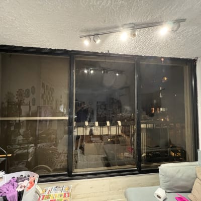 חלונות גדולים עם תריסים סגורים למחצה