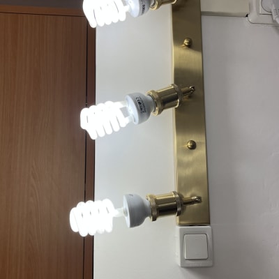 שלוש נורות פלורסנט מותקנות על קיר