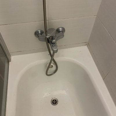 ברז אמבטיה עם צינור מקלחת מתכתי