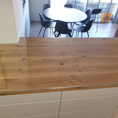 זכוכית שקופה על משטח עץ במטבח מודרני