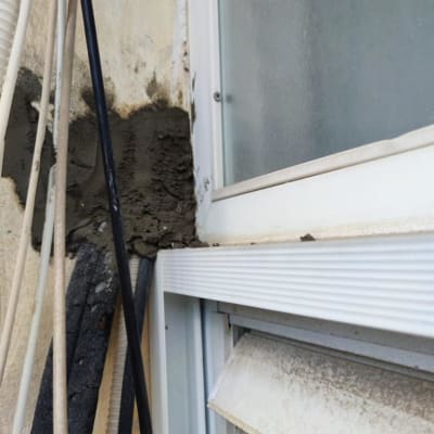 תיקון חלון עם טיח וכבלים חשמליים
