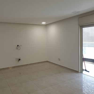 סלון דירה ריק מריהוט לאחר צביעת קירות ותקרה בלבן