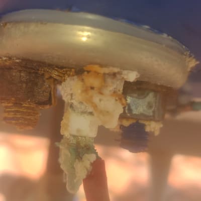 חיבורים חלודים ומלוכלכים בדוד שמש