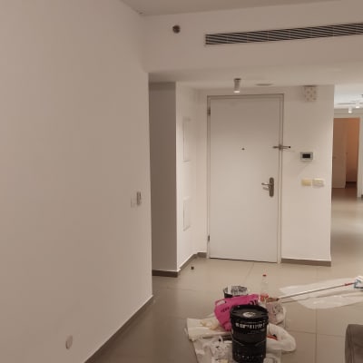 פח צבע, מגש ורולר על הרצפה