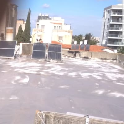 גג עם לוחות סולאריים וחומרי איטום