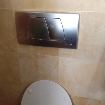 לחצן ניאגרה סמויה על קיר אמבטיה