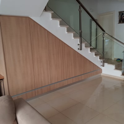 ארון עץ מתחת למדרגות עם מעקה זכוכית