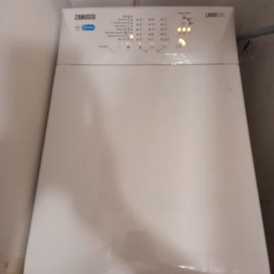 מכונת כביסה זנוסי עם כפתורים ותצוגה דיגיטלית