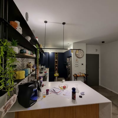 מנורות תלויות מהתקרה במטבח מודרני