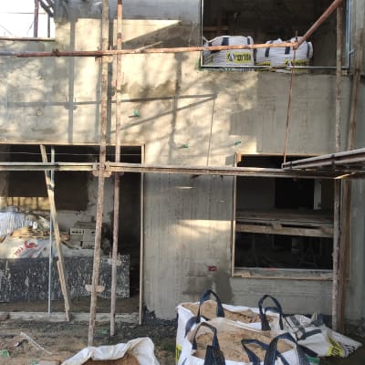 פיגומים וחומרי בנייה באתר בנייה