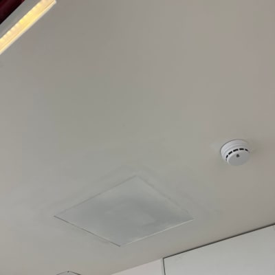 תקרה עם גלאי עשן ולוח גבס