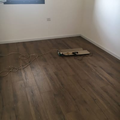 רצפת פרקט חומה עם חוטים וכלים