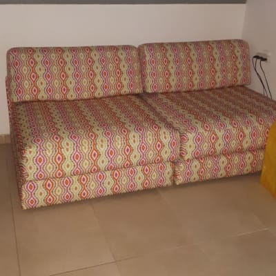 ספה מרופדת בדוגמת גלים צבעונית