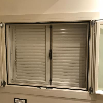 חלון אלומיניום עם תריסים סגורים