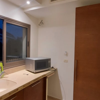 מטבח עם מיקרוגל על השיש