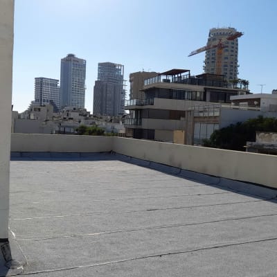 גג אטום ביריעות ביטומניות עם קירות בטון