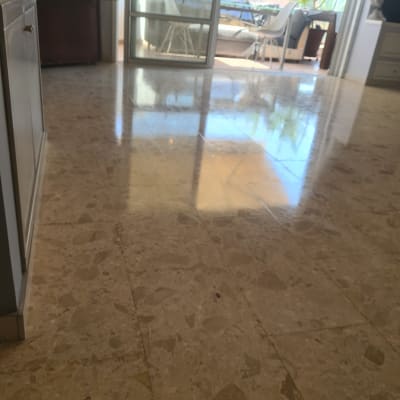 רצפה מבריקה ונקייה עם השתקפות אור