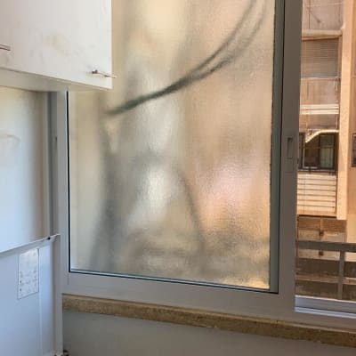 חלון אלומיניום עם זכוכית מט במטבח