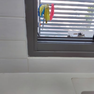 כלי עבודה תלויים על מתלה ליד חלון