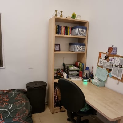 מדף עם ספרים וקופסאות, שולחן עבודה עם כיסא