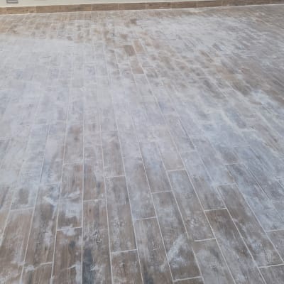 רצפה מלוכלכת באבק או אבקה לבנה לניקוי