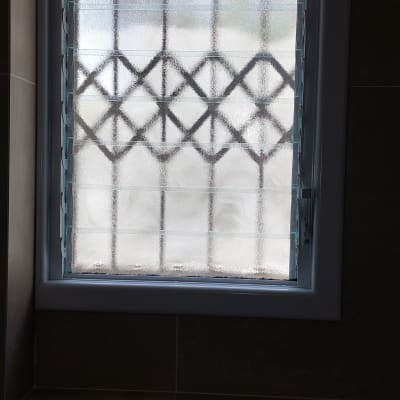 חלון עם מסגרת אלומיניום וזכוכית חלבית