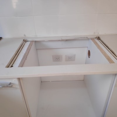 משטח שיש עם חור להתקנת כיור במטבח