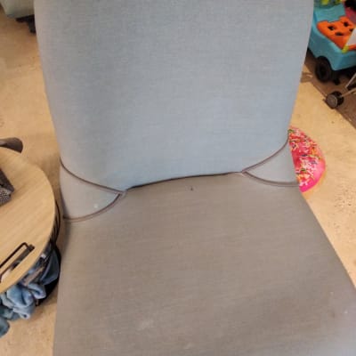 כיסא בד אפור עם כתמים לניקוי