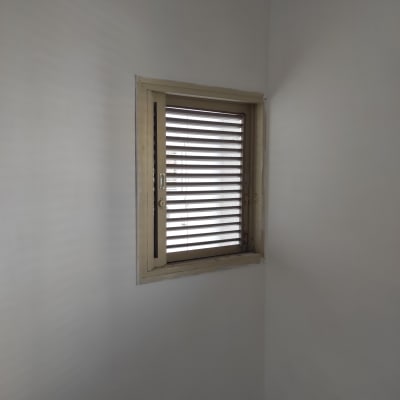 חלון עם תריסים בחדר ריק