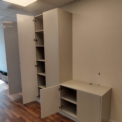 ארונות פתוחים עם מדפים ודלתות בחדר