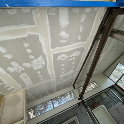 תקרת גבס עם חיבורים ומריחות טיח