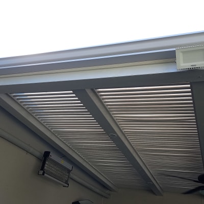 גג עם קורות מתכת ומאוורר תקרה