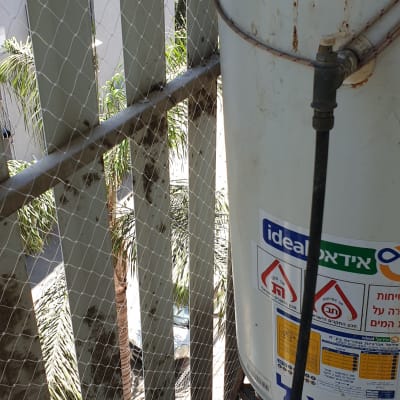 רשת הגנה על מרפסת עם דוד שמש