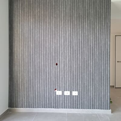 קיר מחופה בלוחות אפורים עם שקעים חשמליים