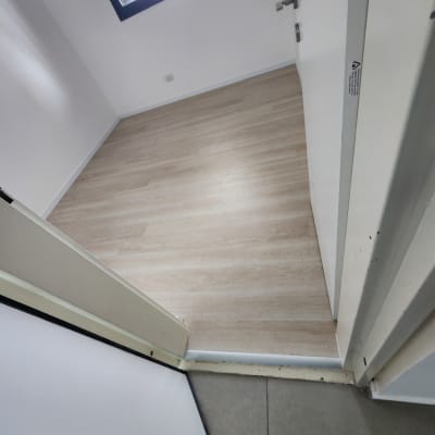 רצפת פרקט עץ בהירה בחדר קטן