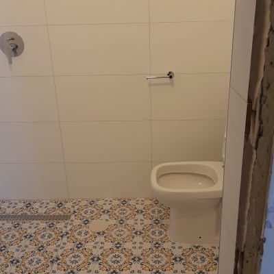 שירותים עם אריחים מעוצבים, קיר חשוף