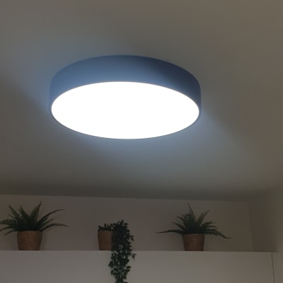 תאורה עגולה מותקנת בתקרה, מאירה את החדר