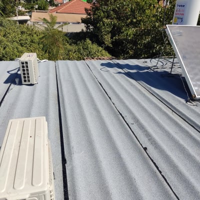 גג אטום עם יריעות ביטומניות ואיטום בין לוחות