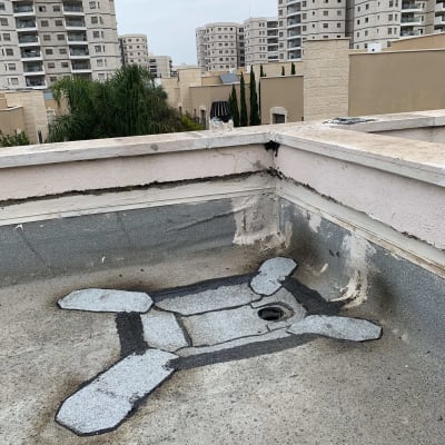 איטום גג עם יריעות ביטומניות סביב פתח ניקוז