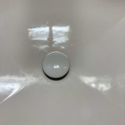 כיור עם פקק סגור ומים עומדים