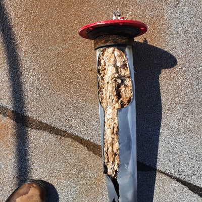 חלק שבור של דוד שמש עם חלודה ולכלוך