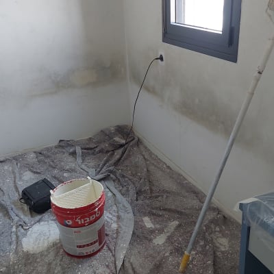 דלי צבע, רולר ומברשת בחדר צביעה