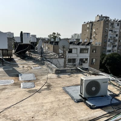 גג עם יחידות מיזוג אוויר ואיטום בטון
